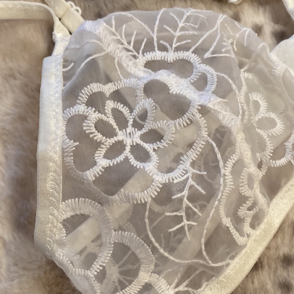 Lace embroidery bra, never worn, size small (34 BC) - Picture 3 of 3